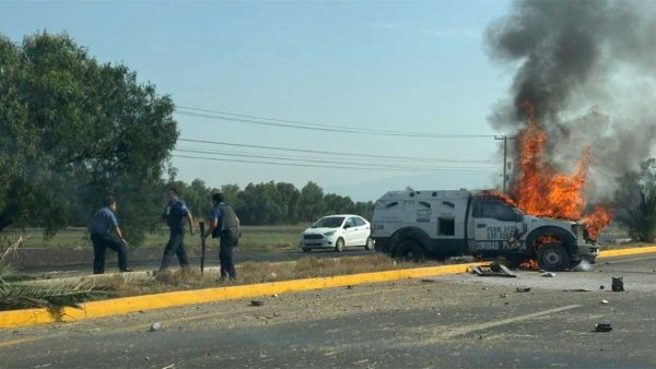 Incendio de camioneta de valores causa caos en carretera Celaya-Comonfort
