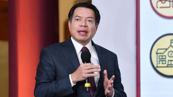 Mario Delgado convoca a secretarios para revisar calendario escolar