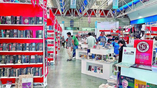 Reconocimiento a Ángeles Mastretta y Héctor Gómez en la Feria del Libro de León