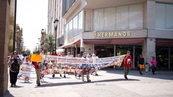 Madres buscadoras marchan en Guanajuato en el Día de las Madres