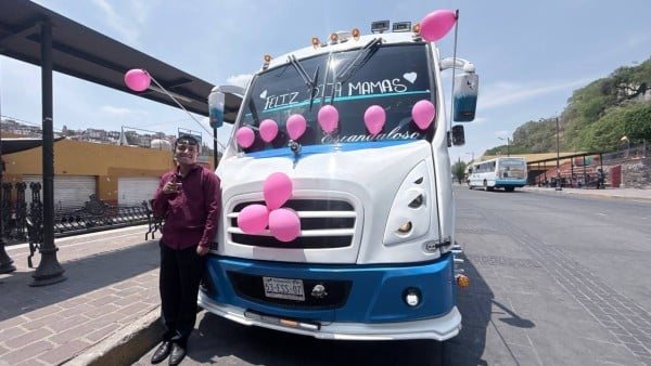 Conductor de camión celebra a las madres en Guanajuato con globos y dulces